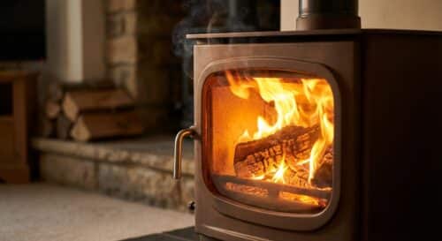 découvrez ce que la loi impose réellement concernant le ramonage des poêles et cheminées pour assurer votre sécurité et respecter la réglementation.