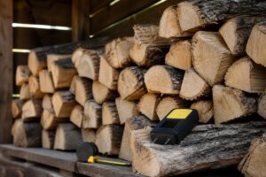 Bûches de bois de chauffage rangées au sec avec un humidimètre sans texte visible