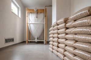 Local propre avec sacs de granulés et silo domestique ventilé