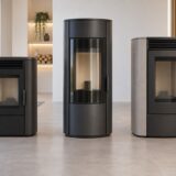 Trois poêles à granulés contemporains présentés dans un showroom
