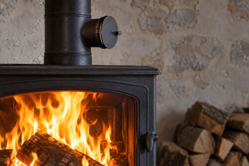 Poêle à bois avec flamme vive et régulateur de tirage sur le conduit