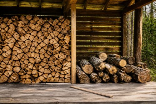 Bûches rangées et bûches livrées en vrac dans un abri sec