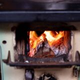 Foyer à bois en fonctionnement pour illustrer le coût réel du chauffage