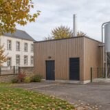 Bâtiment de chaufferie à granulés près d’une école