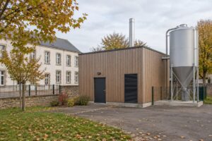 Bâtiment de chaufferie à granulés près d’une école