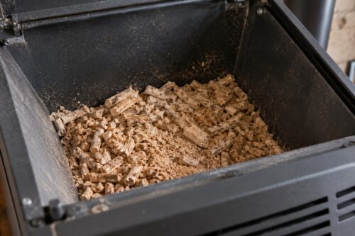 Granulés agglomérés et poussière visibles dans une trémie froide